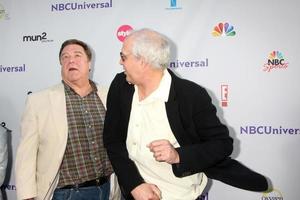 los angeles, 1er août - john goodman, chevy chase arrivant à la nbc tca summer 2011 party à l'hôtel sls le 1er août 2011 à los angeles, ca photo