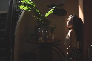 portrait jolie femme dans un restaurant, café avec sentiment heureux photo