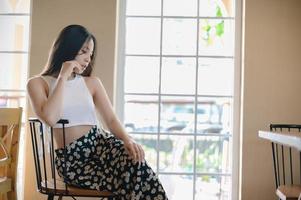 portrait jolie femme dans un restaurant, café avec sentiment heureux photo