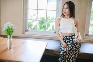 portrait jolie femme dans un restaurant, café avec sentiment heureux photo