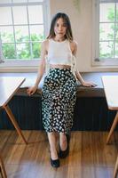 portrait jolie femme dans un restaurant, café avec sentiment heureux photo