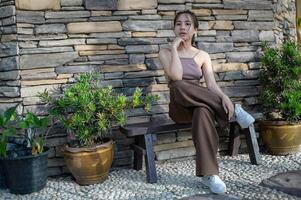 portrait jolie femme dans un restaurant, café avec sentiment heureux photo