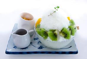 dessert glacé sucré, mélange de fruits bingsu photo