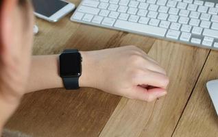 main de femme portant une smartwatch élégante photo