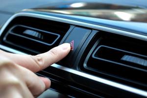 femme doigt frappant le bouton d'éclairage d'urgence de voiture, homme appuyant sur le bouton d'avertissement de danger de voiture triangle rouge