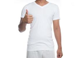 T-shirt blanc sur un jeune homme isolé sur fond blanc photo