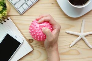 femme d'affaires tenant une balle anti-stress à la main photo