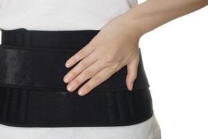 femme portant une ceinture de soutien dorsale isolée sur blanc photo