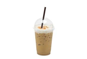 Latte glacé ou café glacé dans une tasse à emporter sur fond blanc photo