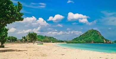 la beauté de la plage de mandalika sur l'île de lombok, indonésie photo