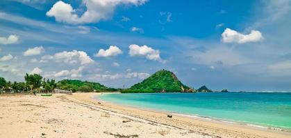 la beauté de la plage de mandalika sur l'île de lombok, indonésie photo