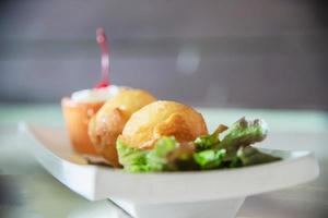 plat de boules de crème glacée frites colorées - concept d'aliments malsains délicieux et rapides photo