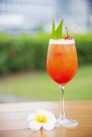 nom de recette de cocktail mai tai ou mai thai cocktail de faveur dans le monde entier comprend rhum jus de citron vert sirop d'orgeat et liqueur d'orange - boisson alcoolisée sucrée avec fleur dans le jardin concept de vacances relaxantes