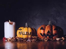 citrouilles d'halloween aux chandelles sur fond sombre. photo