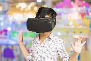 7 ans enfant jouant au jeu de réalité virtuelle vr photo