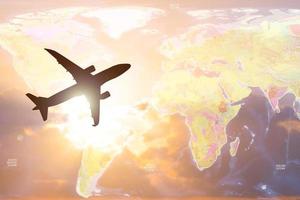 silhouette d'un avion de ligne dans le ciel. voyages et idées de voyages à travers le monde. photo