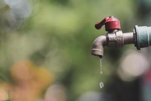 le concept de crise de l'eau et le désespoir du manque d'eau potable causé par la sécheresse. le robinet n'a pas d'eau courante. photo