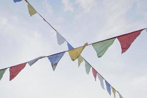 drapeaux colorés festifs dans le ciel bleu photo