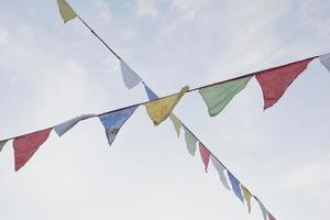 drapeaux colorés festifs dans le ciel bleu photo