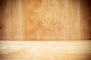 table en bois vide sur fond de mur en bois.pour mettre le produit et quelque chose photo