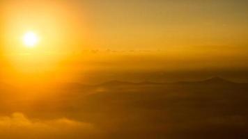 vue panoramique sur le magnifique lever de soleil et la brume sur les montagnes photo