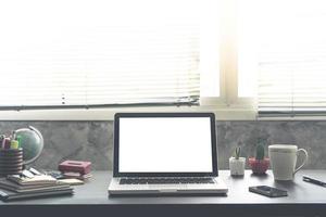 ordinateur portable avec écran blanc sur le bureau. photo