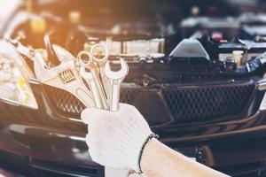 homme mécanicien réparant une voiture photo