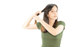 beauté femme prendre soin de ses cheveux à l'aide d'une civière de cheveux isolé sur fond blanc - personnes avec concept de soins capillaires photo