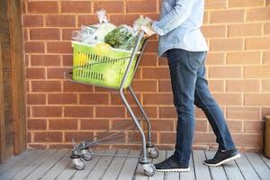 dame achète des légumes frais dans un supermarché - femme dans le concept de mode de vie du marché frais photo