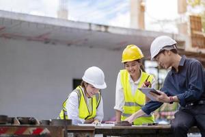 femme ingénieur en construction. architecte avec une tablette sur un chantier de construction. jeune femme à la recherche, lieu de chantier sur fond. notion de construction photo