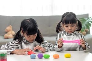 les enfants asiatiques jouent avec des formes de moulage d'argile, apprenant par le jeu photo