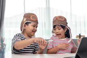 deux enfants avec des avions dans les mains photo