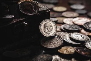 vieilles pièces de monnaie dans la poitrine