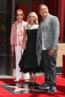 los angeles, 24 juil - carol burnett, kristin chenoweth, kenny ortega lors de la cérémonie des étoiles kristin chenoweth hollywood walk of fame au hollywood blvd le 24 juillet 2015 à los angeles, ca photo