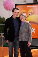 los angeles, 19 février - ed helms, mère arrive à la première de lorax à l'amphithéâtre gibson le 19 février 2012 à los angeles, ca photo