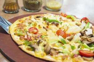 pizza avec garniture de légumes colorée prête à être mangée photo