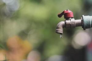 le concept de crise de l'eau et le désespoir du manque d'eau potable causé par la sécheresse. le robinet n'a pas d'eau courante. photo