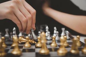 jolie jeune fille jouant aux échecs en utilisant son esprit. photo