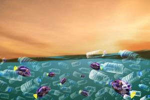 le concept de déchets plastiques dans la mer. bouteilles en plastique flottant dans la mer photo