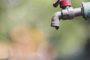 le concept de crise de l'eau et le désespoir du manque d'eau potable causé par la sécheresse. le robinet n'a pas d'eau courante. photo