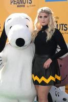 los angeles, nov 1 - meghan trainor, snoopy au film les cacahuètes los angeles première au théâtre du village le 1er novembre 2015 à westwood, ca photo