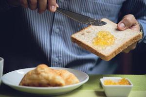 un homme d'affaires mange le petit-déjeuner américain dans un hôtel - les gens prennent un petit-déjeuner dans un concept d'hôtel photo