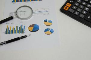 document finance rapport papier datum graphique diagramme investissement et stylo loupe. concept d'information sur l'économie de la comptabilité d'entreprise. photo
