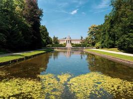 musée royal de l'afrique centrale situé dans le parc van tervuren par une journée ensoleillée en été, tervuren, belgique. photo