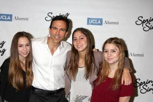 los angeles, 16 mai - dr bill dorfman, les filles du printemps de l'ucla chantent 2014 au pavillon pauley ucla le 16 mai 2014 à westwood, ca photo