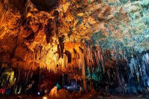 stalactites à la grotte de khao bin à ratchaburi, en thaïlande. photo