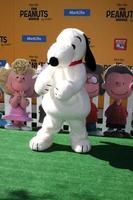 los angeles, nov 1 - snoopy au film les cacahuètes los angeles premiere au théâtre du village le 1er novembre 2015 à westwood, ca photo