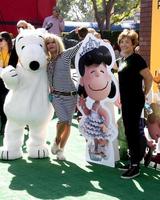 los angeles, 1er novembre - snoopy, betsy johnson, lucy, jean schulz à la première du film les cacahuètes los angeles au théâtre du village le 1er novembre 2015 à westwood, ca photo