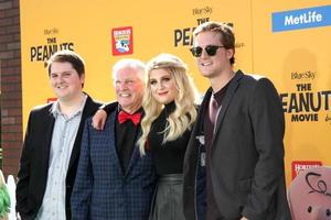 los angeles, 1er novembre - gary trainor, meghan trainor, frères au film les cacahuètes los angeles première au théâtre du village le 1er novembre 2015 à westwood, ca photo