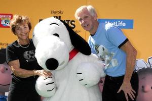 los angeles, nov 1 - jean schultz, snoopy, craig schulz à la première du film cacahuètes los angeles au théâtre du village le 1er novembre 2015 à westwood, ca photo